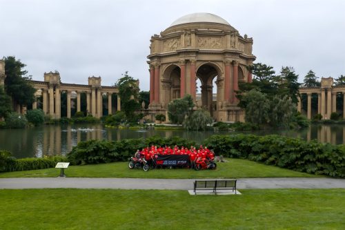 Ducati #WeRideAsOne 2026 – Gruppenfoto in roten T-Shirts vor dem Palace of Fine Arts in San Francisco, USA, mit WeRideAsOne-Banner