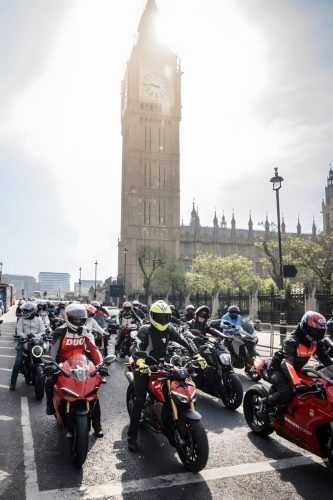 Ducati #WeRideAsOne 2026 – Ducati-Parade vor dem Big Ben und Palace of Westminster in London im Gegenlicht
