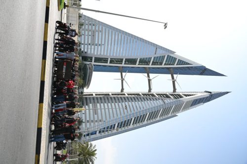 Ducati #WeRideAsOne 2026 – Ducatisti-Gruppenfoto vor dem Bahrain World Trade Center mit Windturbinen