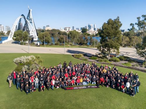 Ducati #WeRideAsOne 2026 – Luftaufnahme des Gruppenfotos in Perth, Australien, vor der Swan Bells Skulptur und Stadtsilhouette