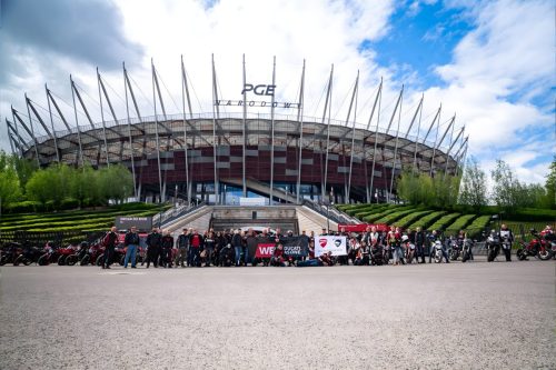 Ducati #WeRideAsOne 2026 – Ducatisti-Gruppenfoto vor dem PGE Nationalstadion in Warschau, Polen, mit Motorrädern und WeRideAsOne-Banner