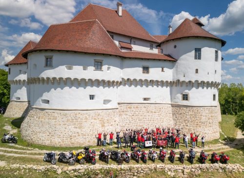 Ducati #WeRideAsOne 2026 – Luftaufnahme des Ducati-Treffens vor der mittelalterlichen Burg Veliki Tabor in Kroatien