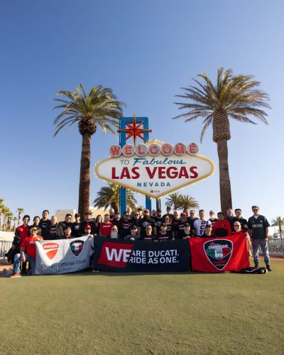 Ducati #WeRideAsOne 2026 – Gruppenfoto vor dem Welcome to Fabulous Las Vegas Schild in Nevada, USA, mit DOC-Banner