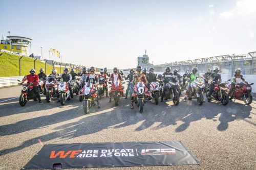 Ducati #WeRideAsOne 2026 – Ducati-Motorräder und Fahrer auf der Rennstrecke mit WeRideAsOne-Banner auf dem Asphalt