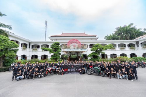 Ducati #WeRideAsOne 2026 – Gruppenfoto vor dem Lang Mo Experience  Retreat in Vietnam mit WeRideAsOne-Banner