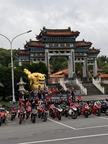 Ducati #WeRideAsOne 2026 – Ducati-Gruppe mit roten Motorrädern vor taiwanesischem Tempel mit goldenem Löwen und chinesischem Torbogen