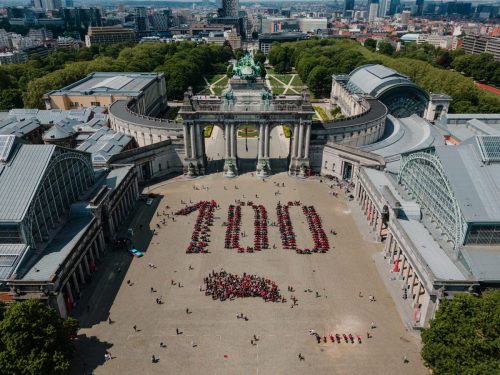 Ducati #WeRideAsOne 2026 – Luftaufnahme: Ducatisti formen die Zahl 100 vor dem Cinquantenaire-Triumphbogen in Brüssel, Belgien