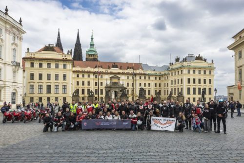 Ducati #WeRideAsOne 2026 – Gruppenfoto vor der Prager Burg und dem Veitsdom in Tschechien mit DOC-Banner