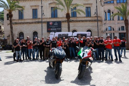 Ducati #WeRideAsOne 2026 – Ducati Official Club Sizilien Gruppenfoto mit zwei Panigale V4 in Tricolore-Lackierung im Vordergrund
