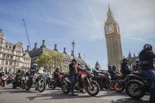 Ducati #WeRideAsOne 2026 – Ducati-Parade vor dem Big Ben und Palace of Westminster in London, Weitwinkel-Perspektive