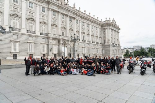 Ducati #WeRideAsOne 2026 – Gruppenfoto vor dem Königspalast Palacio Real in Madrid, Spanien