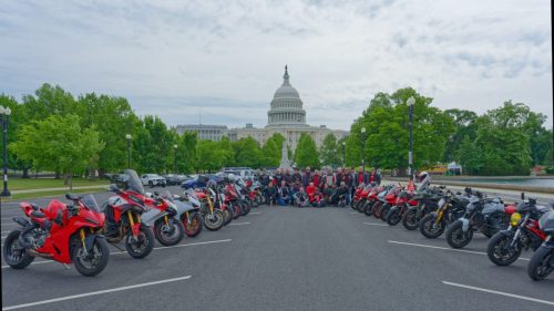 Ducati #WeRideAsOne 2026 – Gruppenfoto mit Ducati-Motorrädern in V-Formation vor dem US Capitol in Washington D.C.