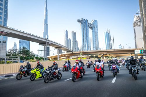 Ducati #WeRideAsOne 2026 – Motorradparade auf Autobahn in Dubai mit Burj Khalifa und Skyline im Hintergrund