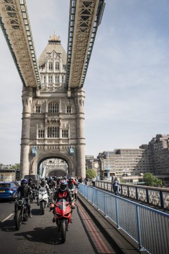 Ducati #WeRideAsOne 2026 – Ducati-Parade über die Tower Bridge in London, Frontansicht unter dem Brückenturm mit roter Panigale