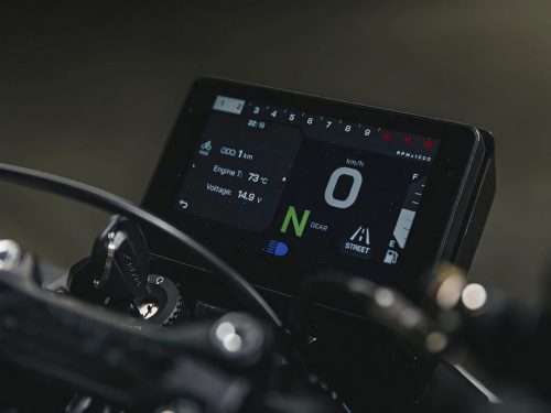 Fantic Stealth 500 2026 – TFT-Display Nahaufnahme im Dunkelmodus mit Street-Fahrmodus, Ganganzeige, Drehzahlmesser und Motortemperatur
