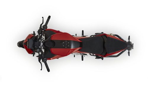 Fantic Stealth 500 2026 – Draufsicht in Racing Red auf weißem Hintergrund mit Blick auf Tank, Sitzbank und Lenker