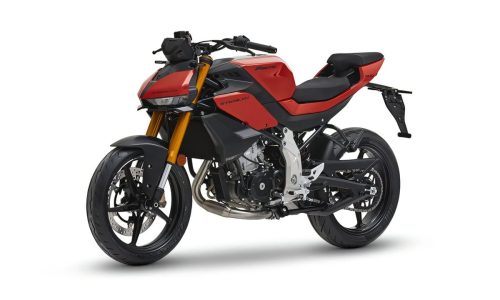 Fantic Stealth 500 2026 – Dreiviertelansicht vorn links in Racing Red im Studio mit goldener USD-Gabel und schwarzen Gussrädern