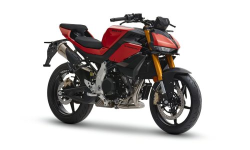Fantic Stealth 500 2026 – Dreiviertelansicht vorn rechts in Racing Red im Studio mit goldener USD-Gabel und Bybre-Bremse