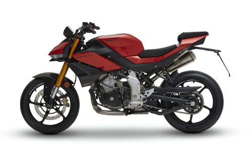 Fantic Stealth 500 2026 – Seitenansicht links in Racing Red im Studio mit Unterbau-Auspuff und kompakten Proportionen