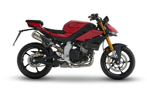 Fantic Stealth 500 2026 – Seitenansicht rechts in Racing Red im Studio mit Kettenantrieb und Aluminium-Schwinge
