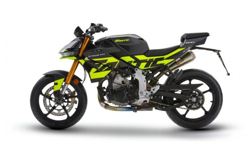 Fantic Stealth 500 2026 – Seitenansicht rechts in Schwarz-Acid-Green im Studio mit großem Fantic-Schriftzug und goldenem Auspuff