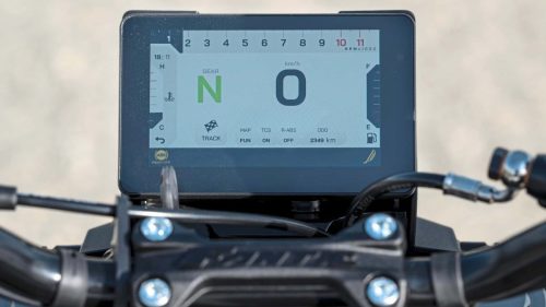 Fantic Stealth 500 2026 – TFT-Display Nahaufnahme im Hellmodus mit Track-Fahrmodus, ABS-Rear-Off-Anzeige und Drehzahlmesser