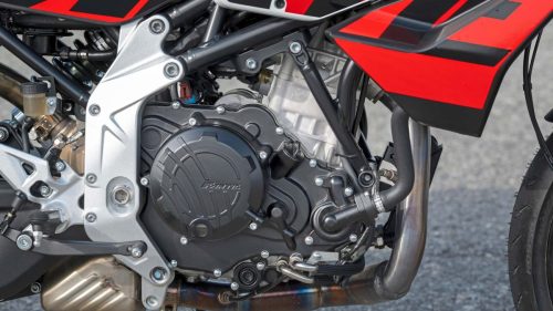 Fantic Stealth 500 2026 – 463cc Minarelli Einzylinder-Motor Detailansicht mit Fantic-Logo auf Kupplungsdeckel und Stahlgitterrahmen