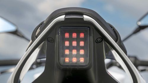 Fantic Stealth 500 2026 – LED-Rücklicht Detailansicht mit 12 LED-Elementen im Gitter-Design und Haltegriff