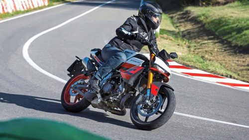 Fantic Stealth 500 2026 – Actionbild auf dem Passo dello Spino in Racing White mit Curbs und Bergrennen-Atmosphäre