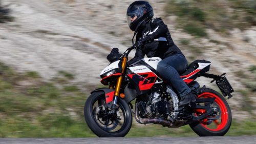 Fantic Stealth 500 2026 – Actionbild auf Bergstraße in Racing White vor Kalkfelsen-Kulisse im Apennin