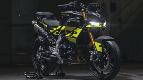 Fantic Stealth 500 2026 – Dreiviertelansicht vorn rechts in Schwarz-Acid-Green mit dramatischer Studiobeleuchtung und eingeschaltetem LED-Scheinwerfer