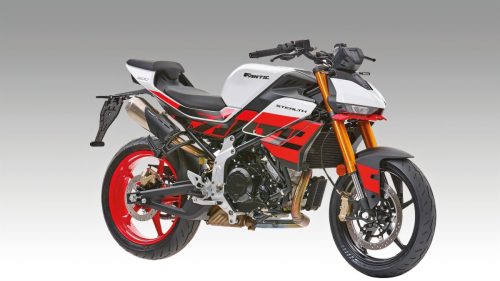 Fantic Stealth 500 2026 – Dreiviertelansicht vorn rechts in Racing White im Studio mit roten Gussrädern und grauem Hintergrund