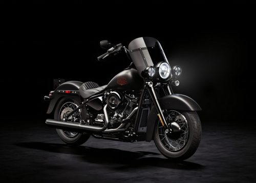 Harley-Davidson Deadwood – mattschwarzer Cruiser in Frontansicht schräg im Studio, mit Verkleidung, Windschild, Zusatzscheinwerfern und Milwaukee-Eight V2-Motor