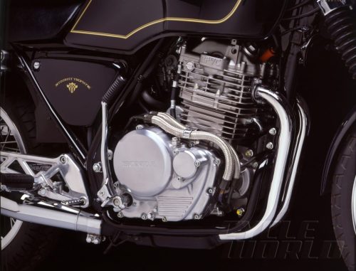 Honda GB 500 TT von 1989/1990 – Nahaufnahme des luftgekühlten Vierventil-Einzylinders (RFVC) mit Chromauspuffkrümmer und Tourist-Trophy-Schriftzug am Seitendeckel