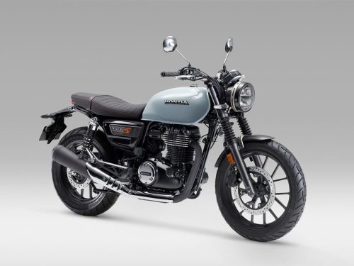 Honda GB 350 S 2025 in Hellgrau – Dreiviertelansicht von vorne im Studio mit rundem Scheinwerfer und Speichenrädern