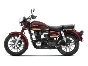 Honda CB350C Special Edition 2026 – Seitenansicht von der Gegenseite in Rebel Red Metallic mit Chromauspuff und Speichenfelgen-Optik