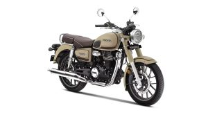 Honda CB350C Special Edition 2026 – Dreiviertel-Frontansicht in Mat Dune Brown mit Rundscheinwerfer und Chromschutzblech-Streben