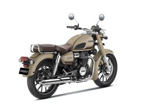 Honda CB350C Special Edition 2026 – Dreiviertel-Heckansicht in Mat Dune Brown mit Chrom-Haltegriff und Rundrücklicht
