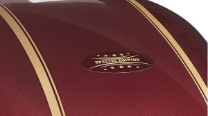 Honda CB350C Special Edition 2026 – Special-Edition-Emblem mit Sternen auf dem roten Tank zwischen goldfarbenen Zierstreifen