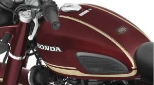 Honda CB350C Special Edition 2026 – Tank in Rebel Red Metallic mit Honda-Schriftzug, Kniepad und cremefarbenen Zierlinien