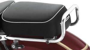 Honda CB350C Special Edition 2026 – Chrom-Haltegriff am Heck hinter der schwarzen Sitzbank mit weißer Keder