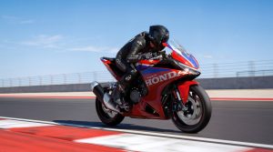 Honda CBR500R FOUR 2027 in Ignition Red Tricolour in Rechtskurve entlang der rot-weißen Curbs