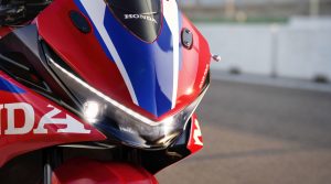 Honda CBR500R FOUR 2027 in Ignition Red Tricolour – Frontverkleidung mit LED-Projektionsscheinwerfern und Ram-Air-Einlässen
