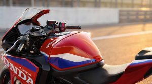Honda CBR500R FOUR 2027 in Ignition Red Tricolour – Tank, Cockpit und Lenkerstummel im Abendlicht