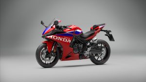 Honda CBR500R FOUR 2027 in Ignition Red Tricolour – Studioaufnahme, Dreiviertelansicht von vorne links