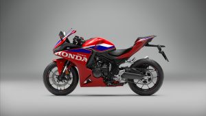 Honda CBR500R FOUR 2027 in Ignition Red Tricolour – Studioaufnahme, Seitenansicht von links