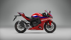 Honda CBR500R FOUR 2027 in Ignition Red Tricolour – Studioaufnahme, Seitenansicht von rechts