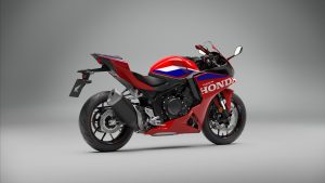 Honda CBR500R FOUR 2027 in Ignition Red Tricolour – Studioaufnahme, Dreiviertelansicht von hinten rechts