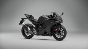 Honda CBR500R FOUR 2027 in Mat Ballistic Black Metallic – Studioaufnahme, Dreiviertelansicht von vorne rechts