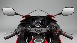 Honda CBR500R FOUR 2027 – Cockpit mit 5-Zoll-TFT-Farbdisplay und Lenkerstummeln aus Fahrerperspektive